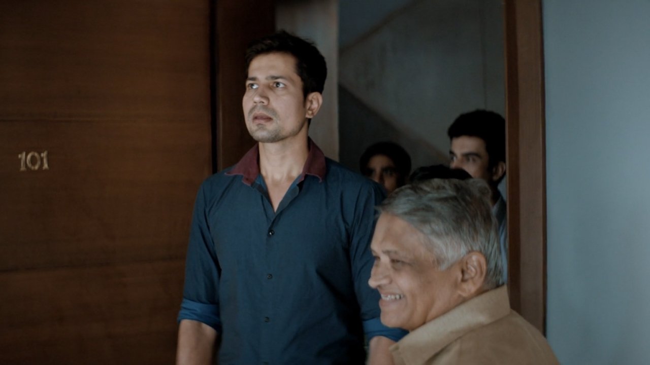 Aapkey Kamrey Mein Koi Rehta Hai