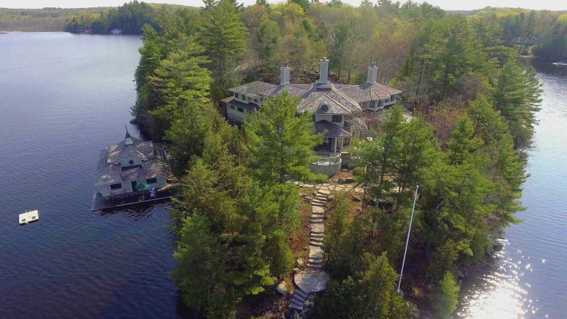 Lakefront Luxury S04E08 backdrop