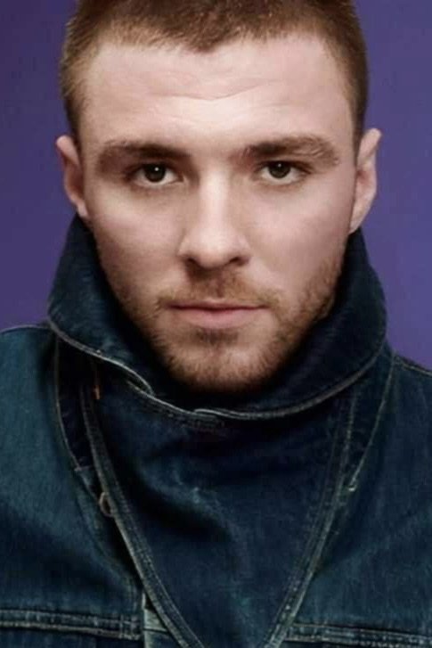 Rocco Ritchie as Boy in the Street (uncredited)