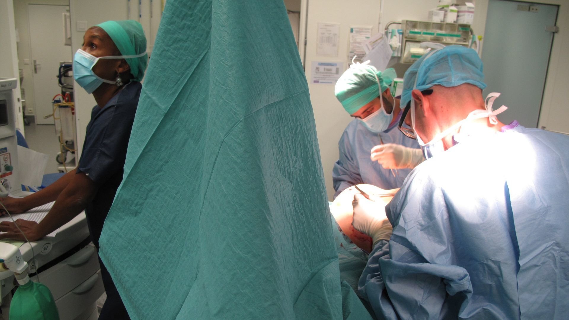 Burning Out, dans le ventre de l'hôpital (2016)