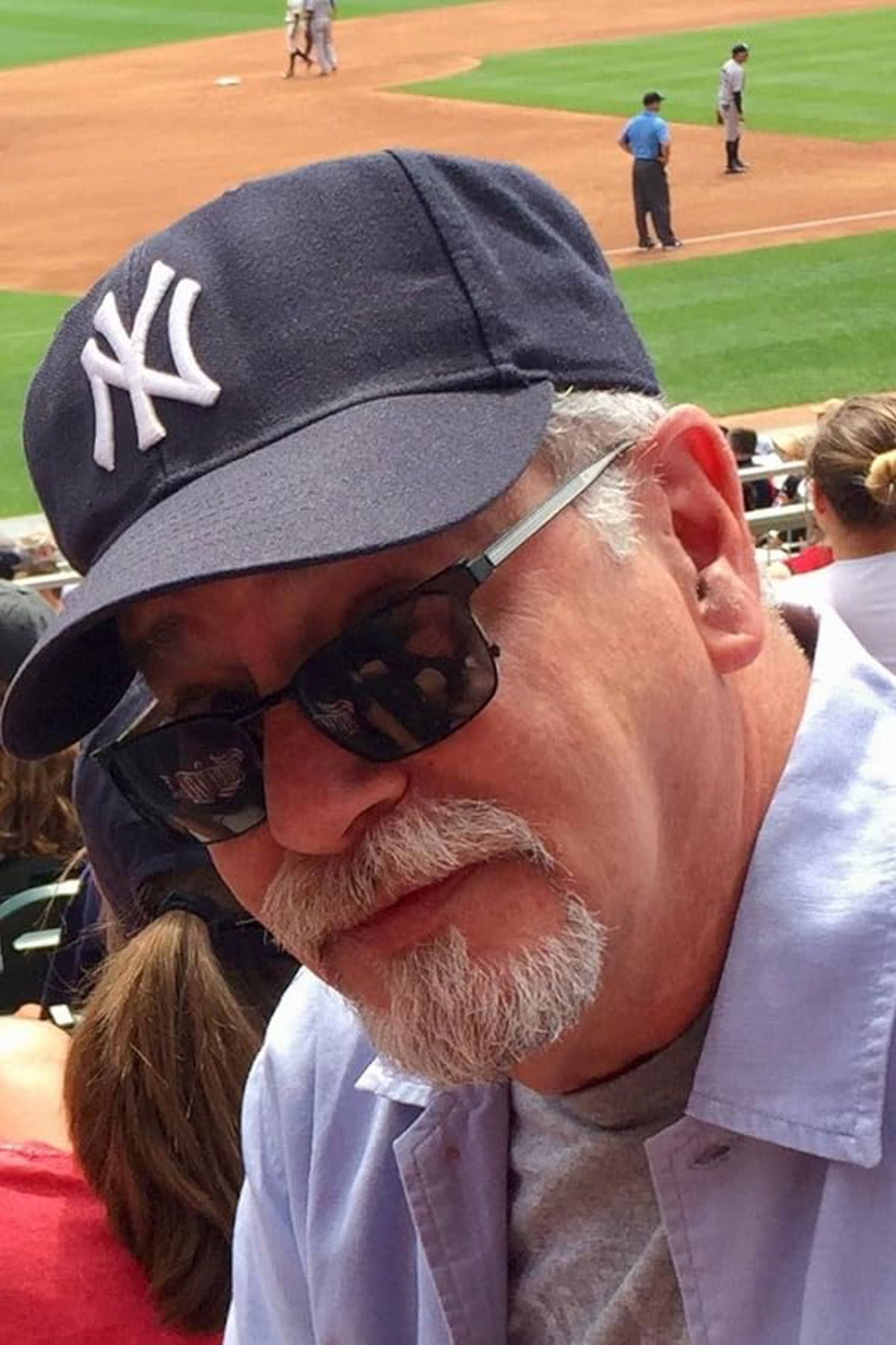 et billede af Dennis T. Benatar