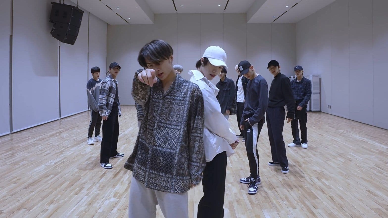 BACKSTAGE: TXT x EN- (2022)