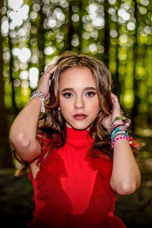 Emma Kok's picture in the cast