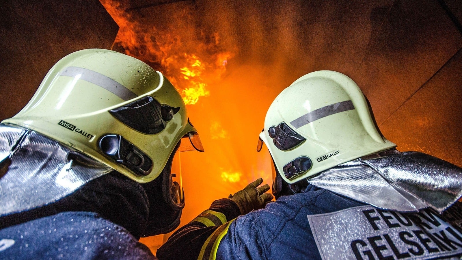 Feuer & Flamme – Mit Feuerwehrmännern im Einsatz (2024)