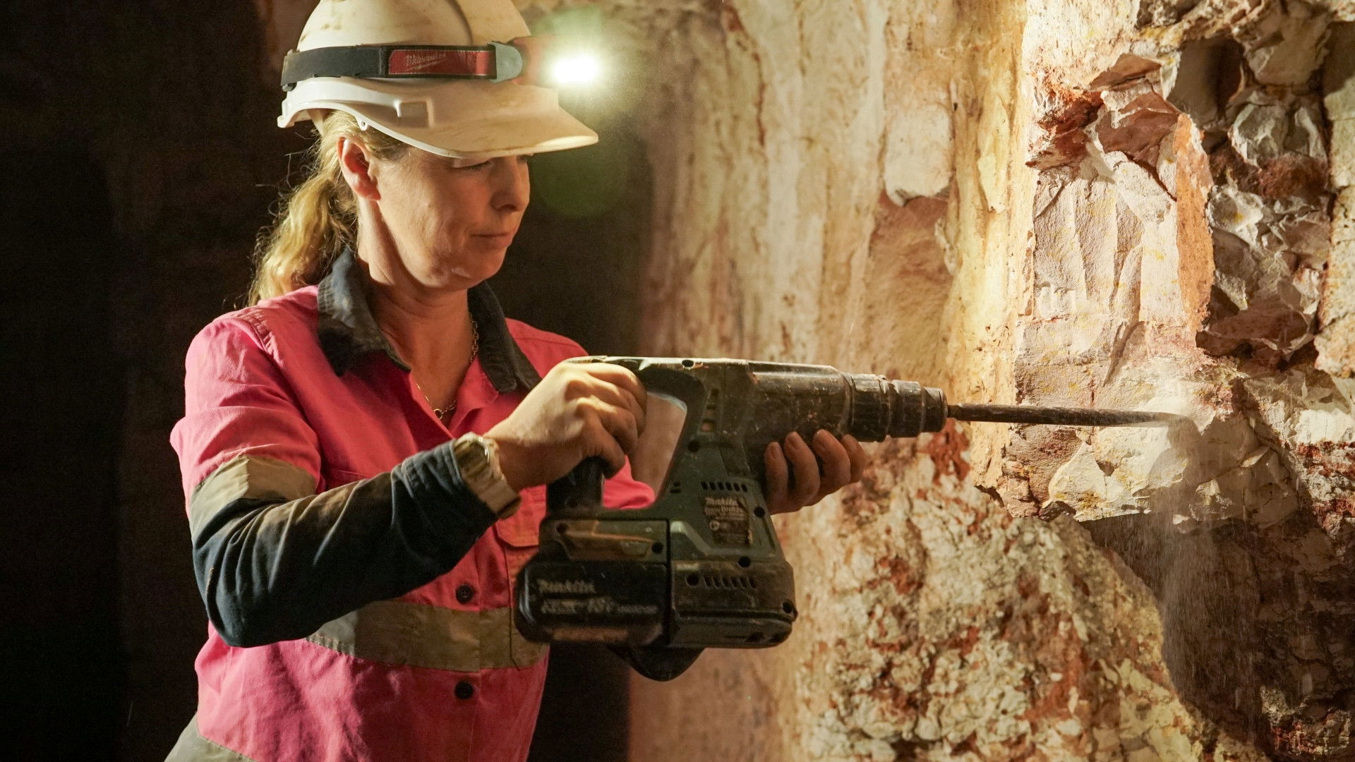 Outback Opal Hunters S13E02 backdrop