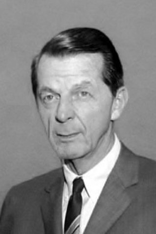 et billede af William Dozier