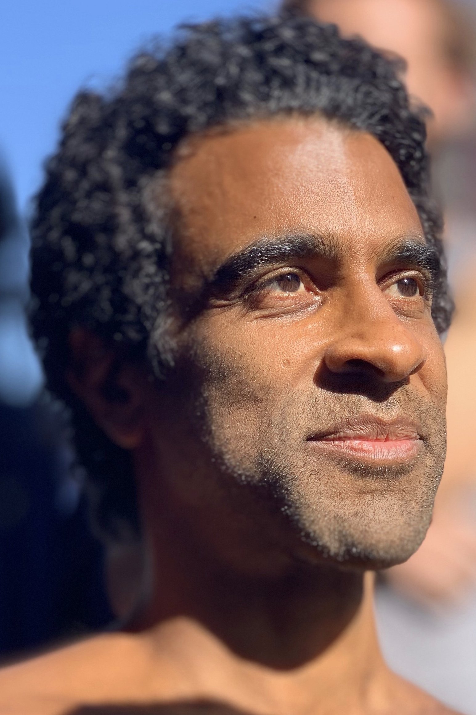 et billede af Obi Ndefo