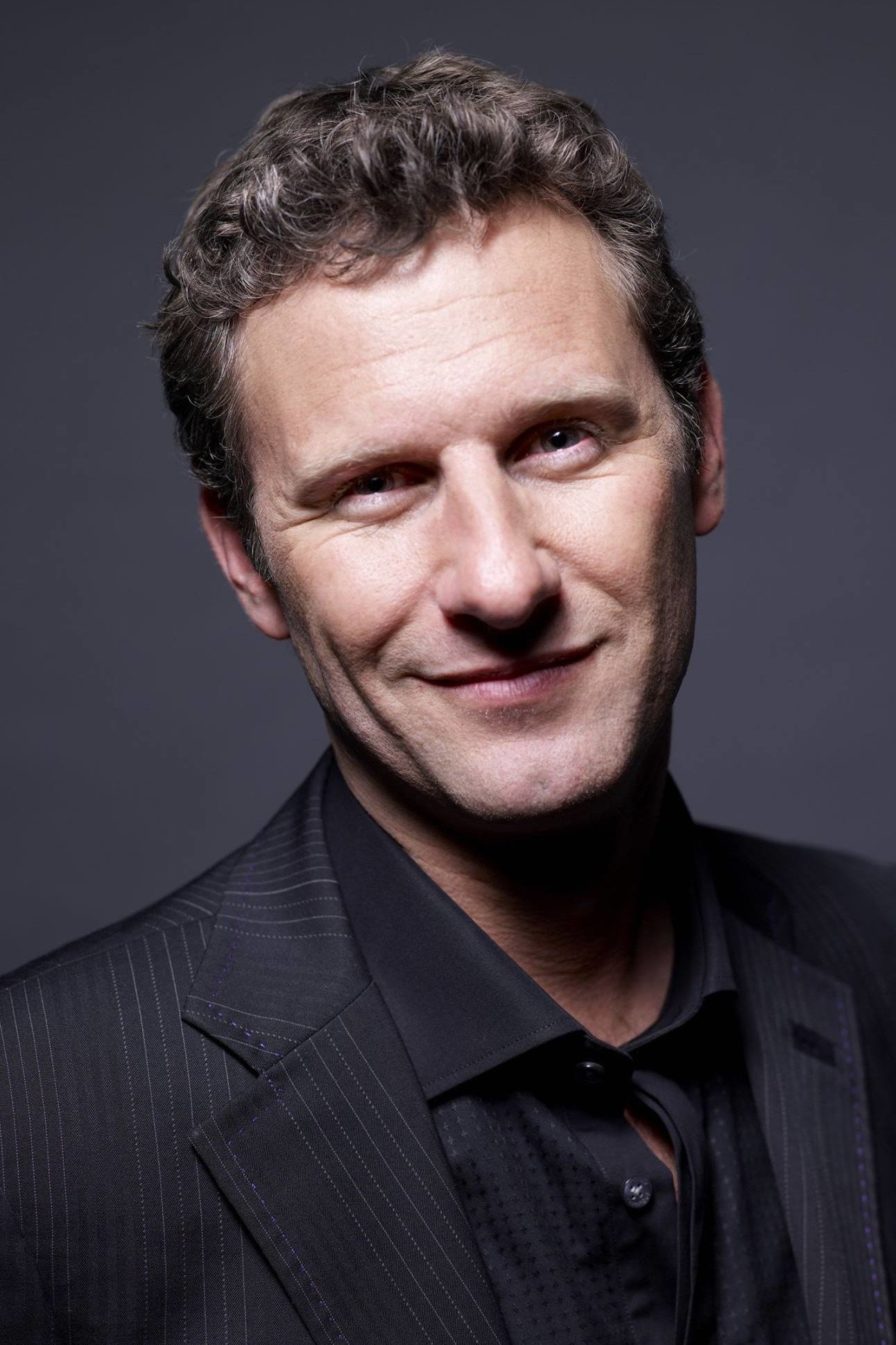 et billede af Adam Hills