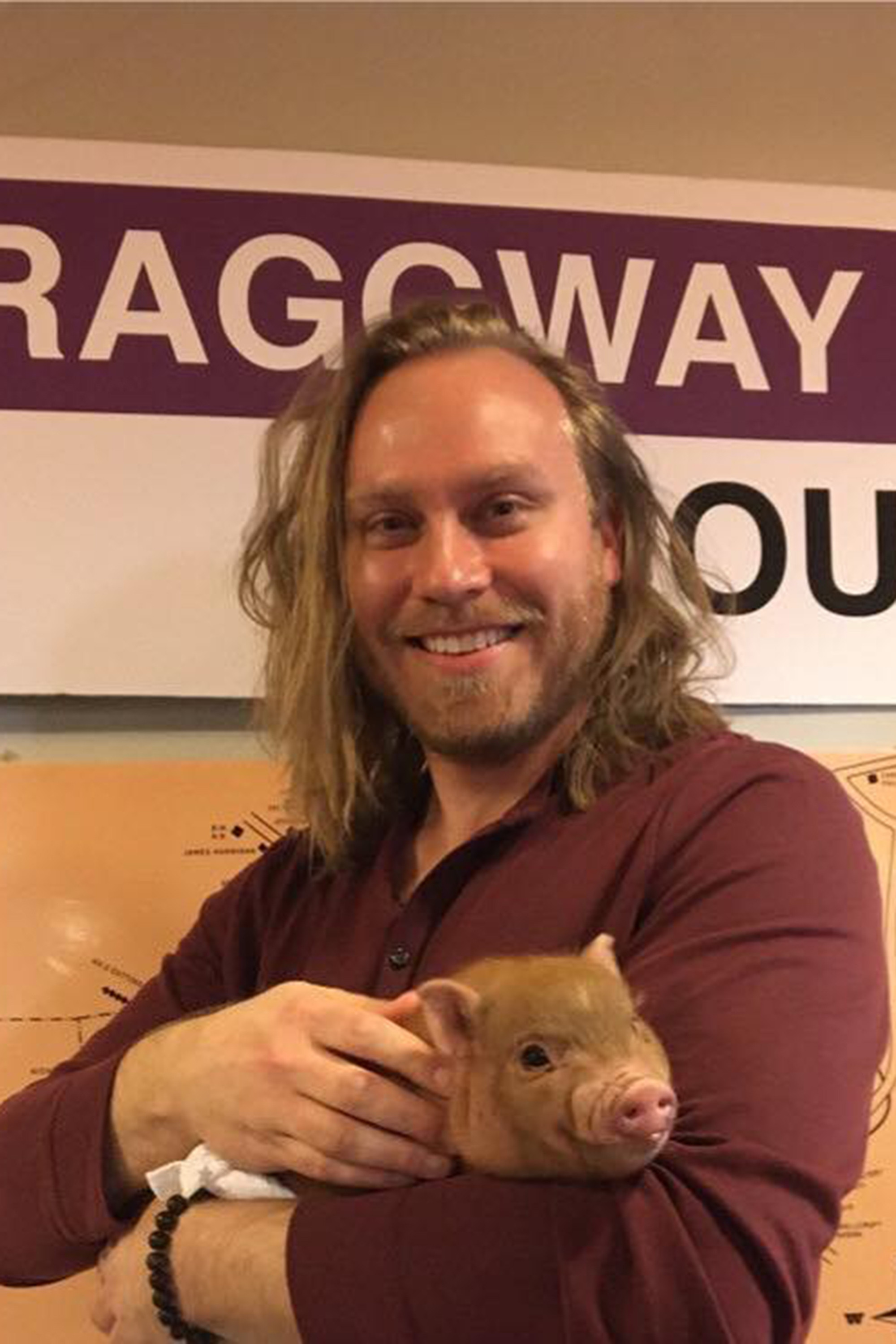 et billede af Miles Benson