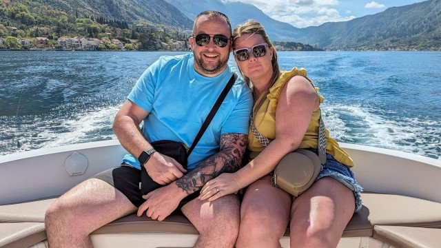 Rich Holiday, Poor Holiday S04E03 backdrop