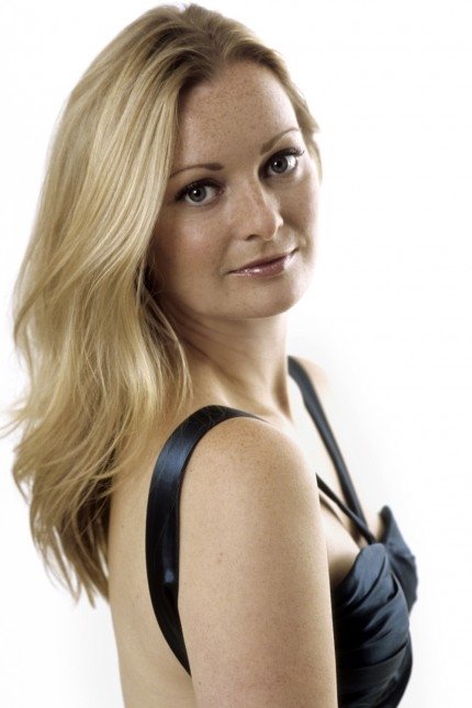 et billede af Lucy Crowe