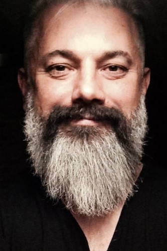 et billede af Tonguç Oksal