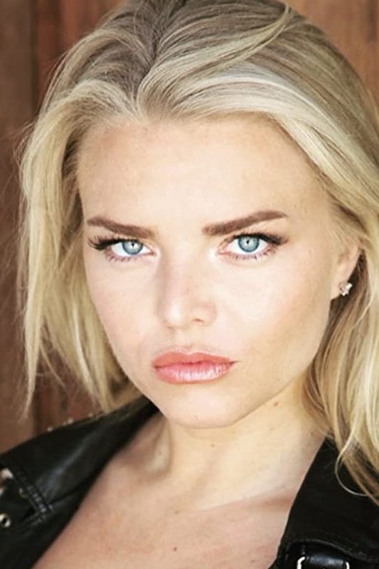 et billede af Kiersten Hall