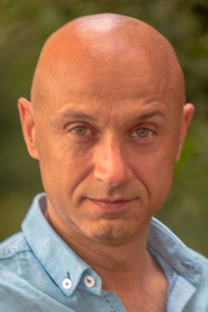 et billede af Suat Güzey