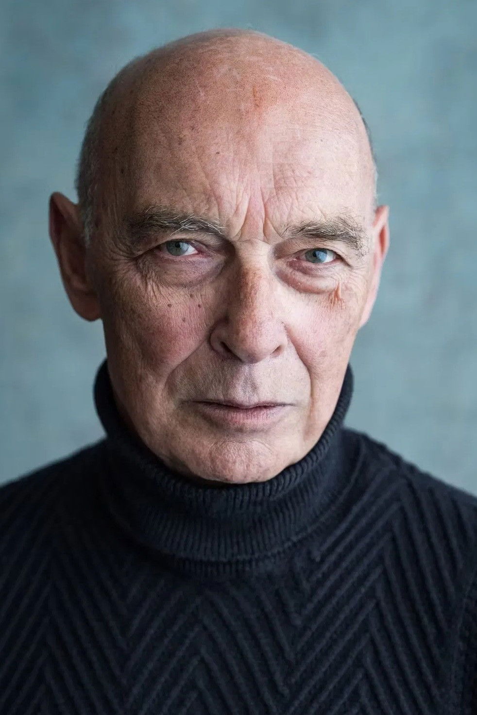 et billede af James Faulkner