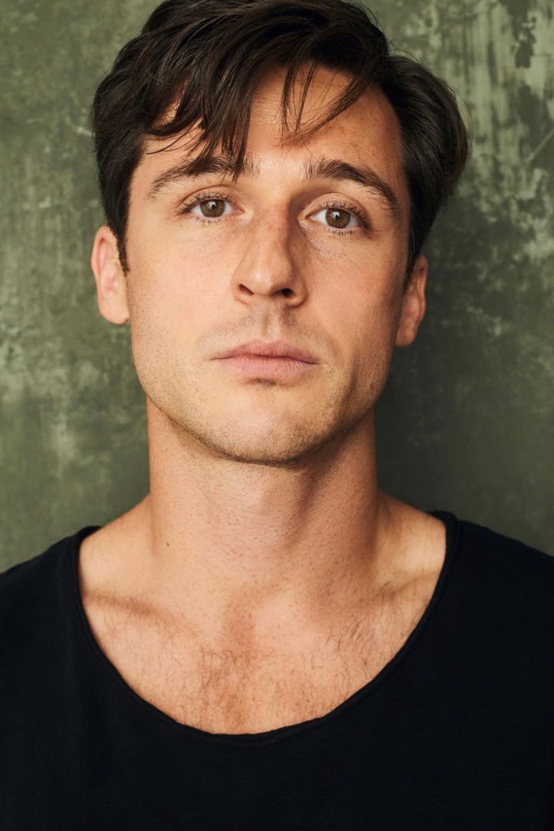 et billede af Theodore Newton