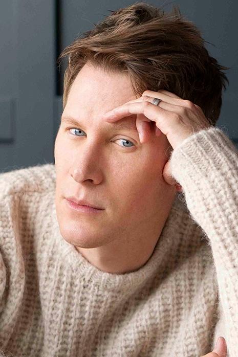 et billede af Dustin Lance Black