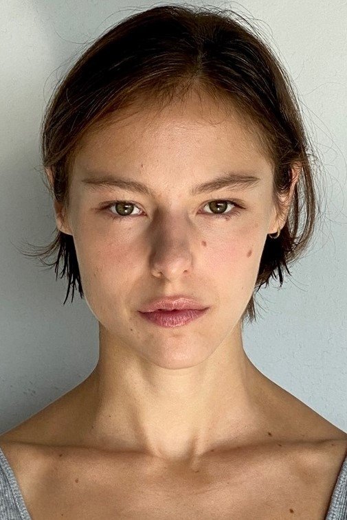 Marion Barbeau as Élise Gautier
