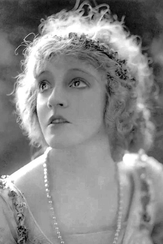 et billede af Gladys Valerie