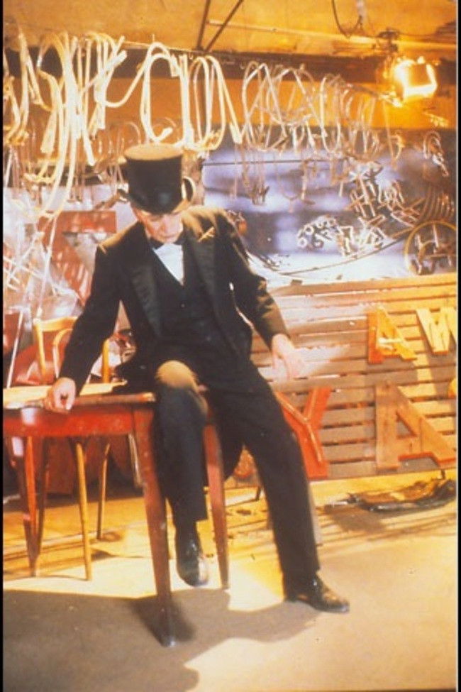 Plakat, der markedsfører Grands Artistes observés par un veilleur de nuit