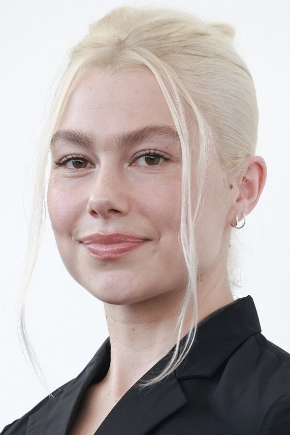 Profile Phoebe Bridgers with character Del Harvey