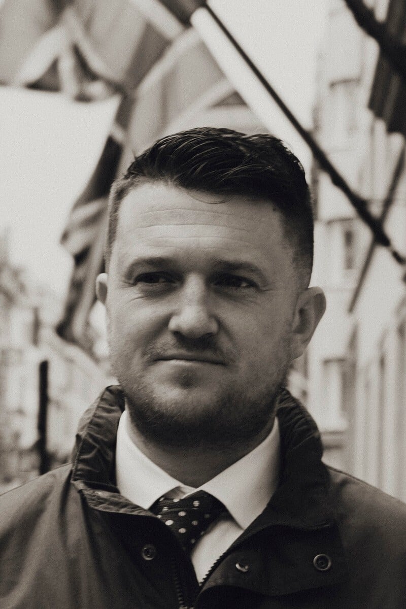 et billede af Tommy Robinson