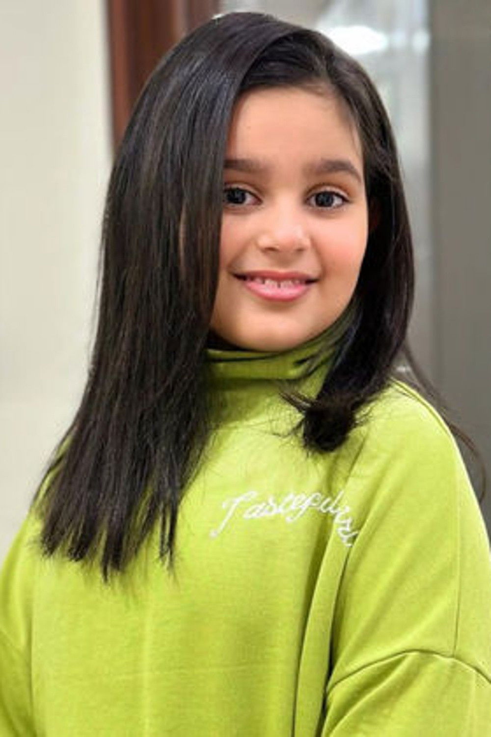 Profile منى دشتي with character Profile منى دشتي with character