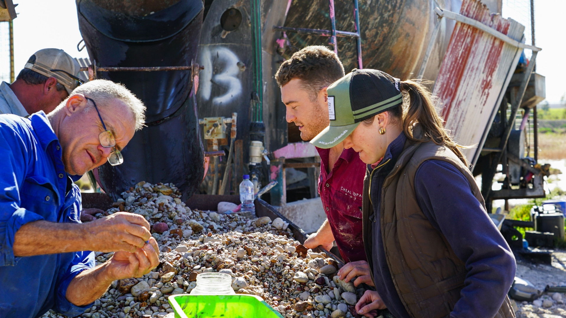 Outback Opal Hunters S13E07 backdrop