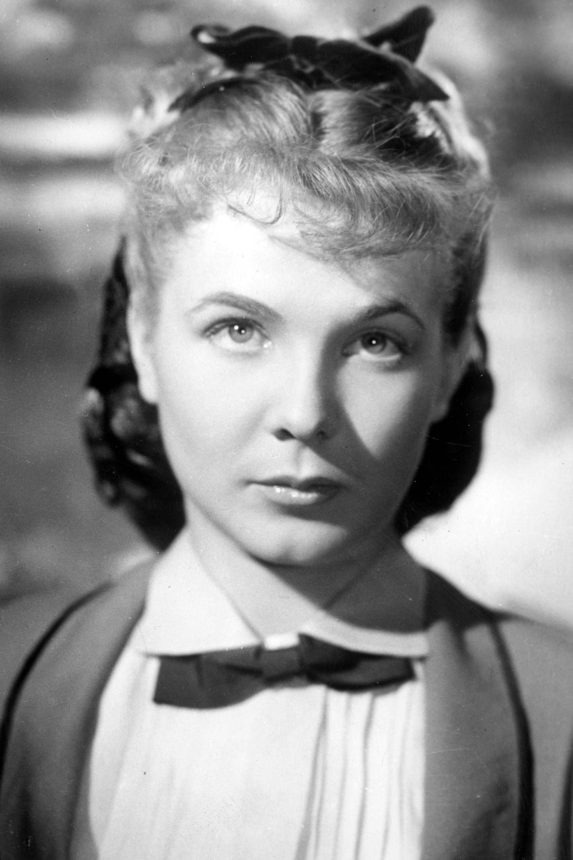 Marie-Claire Olivia as Olivia Dealey