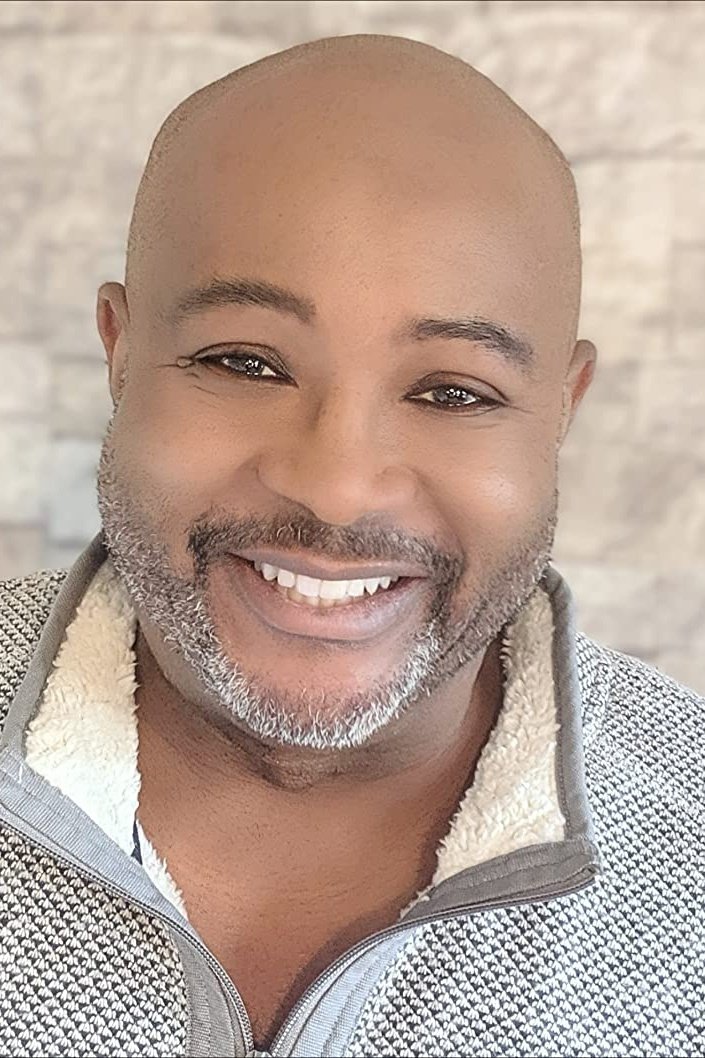 et billede af James Lewis