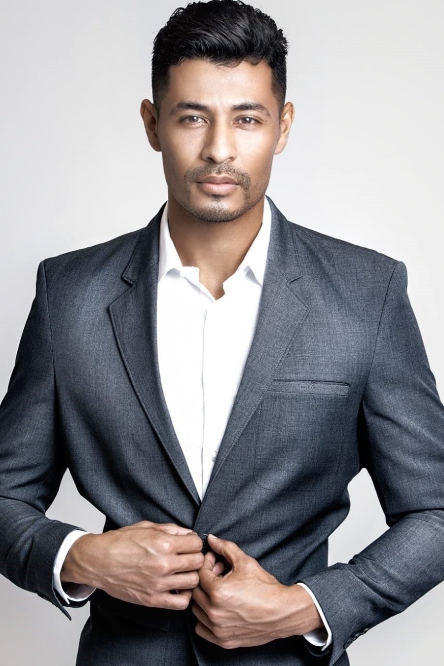 et billede af Dennis Mencia