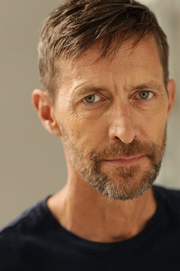 et billede af Dexter Strong