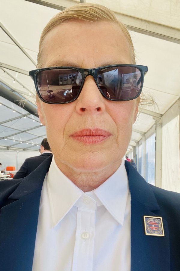 et billede af Holly Barnard