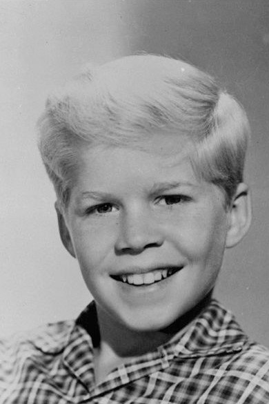 Ralph Hart as Small Boy (uncredited)