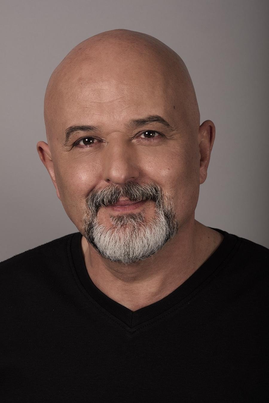 et billede af Cem Emüler