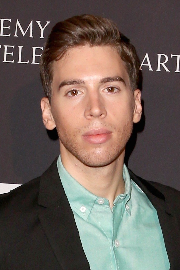 et billede af Jordan Gavaris