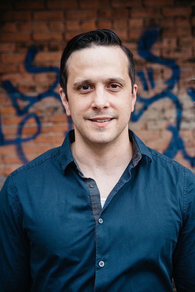 et billede af Adam Holley