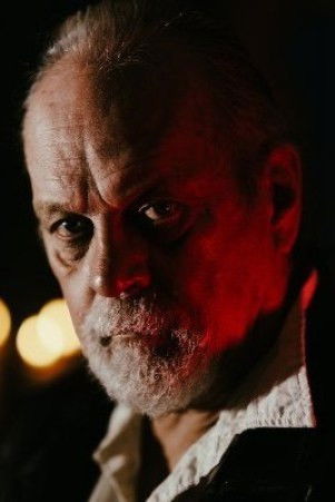 et billede af James Avalon