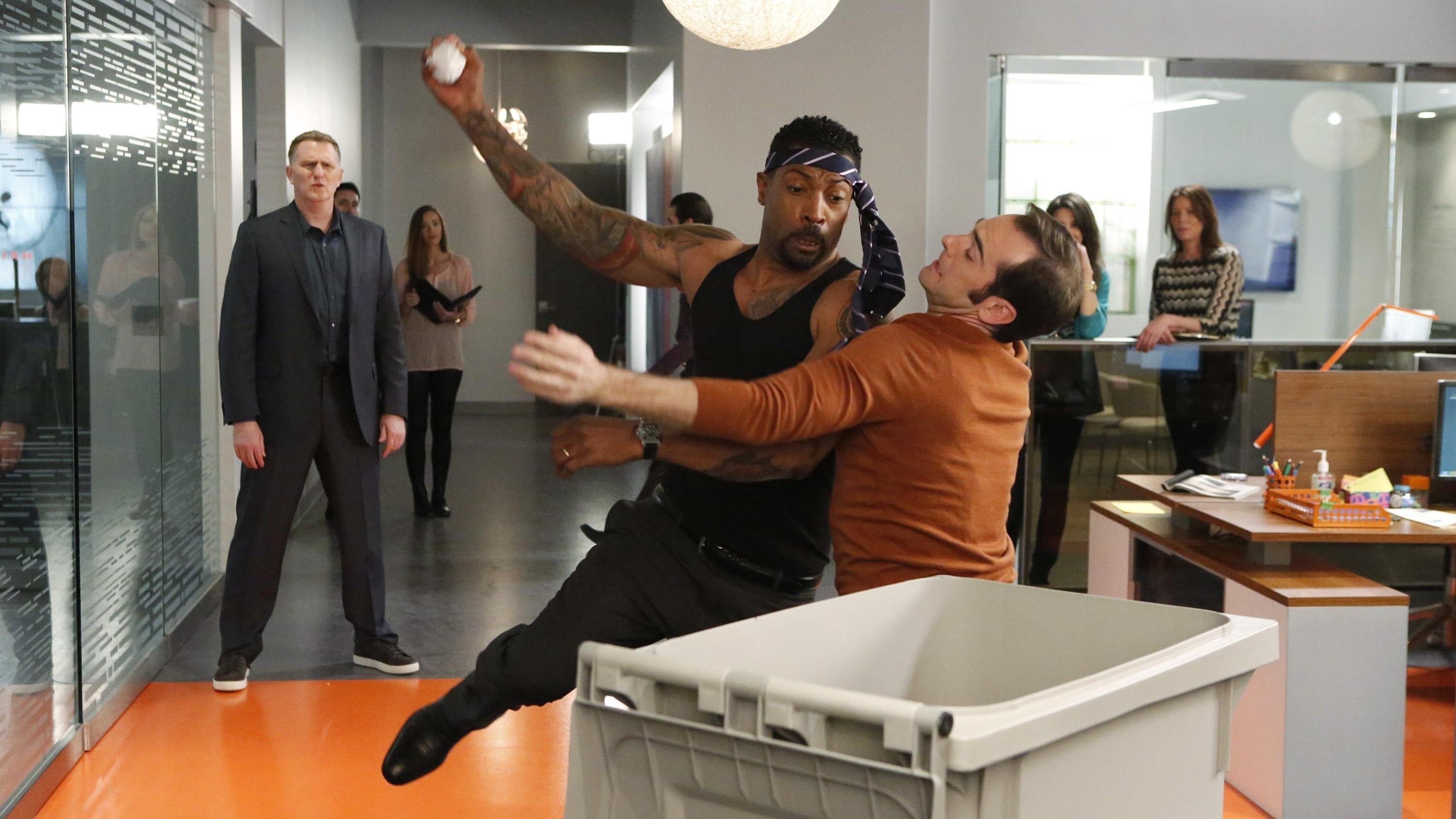 black-ish Season 1 :Episode 20  Switch Hitting