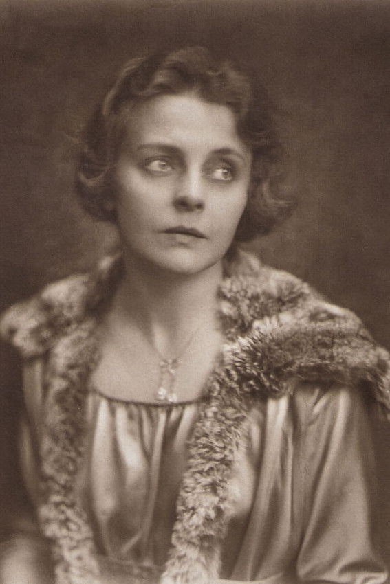 et billede af Stella Harf