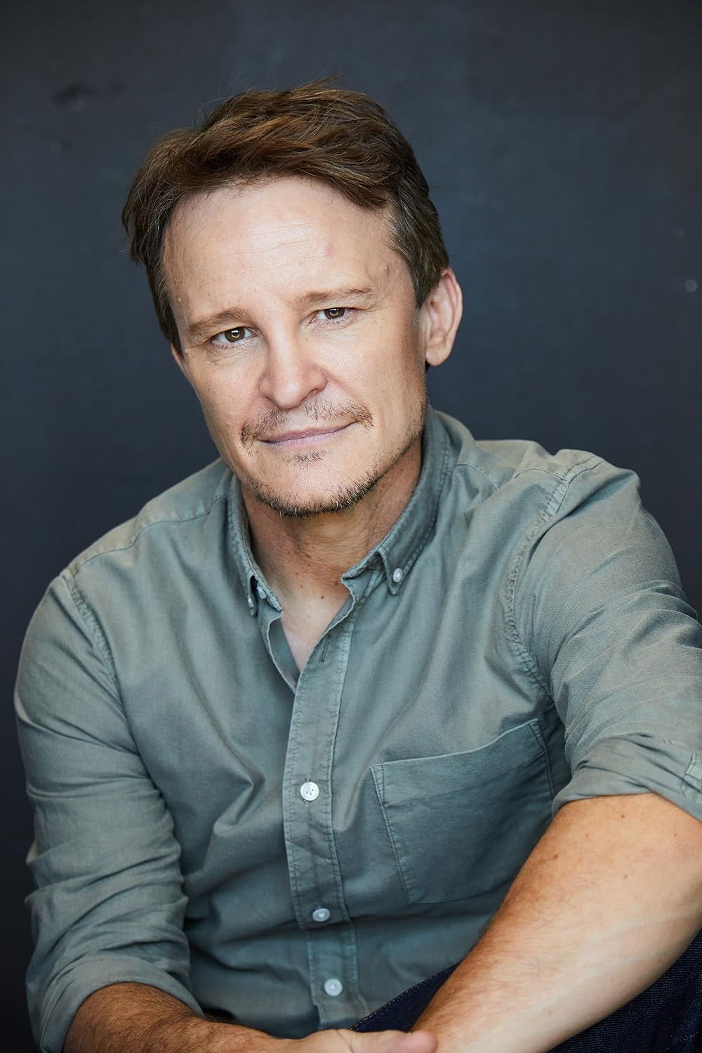 et billede af Damon Herriman