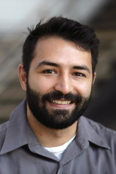 et billede af Adrian Molina