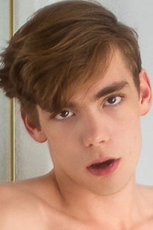 et billede af Cameron Moore