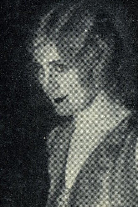 Agnes Straub as Frau Karsten