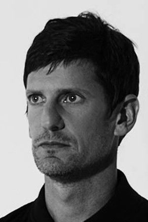 et billede af Adam Carson