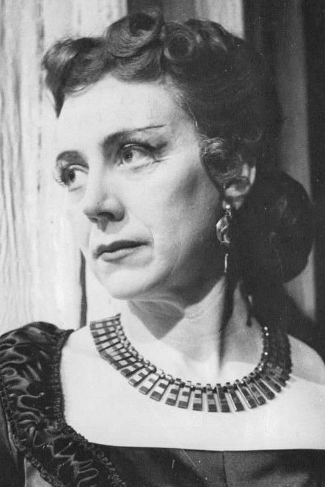 et billede af Berta Hall