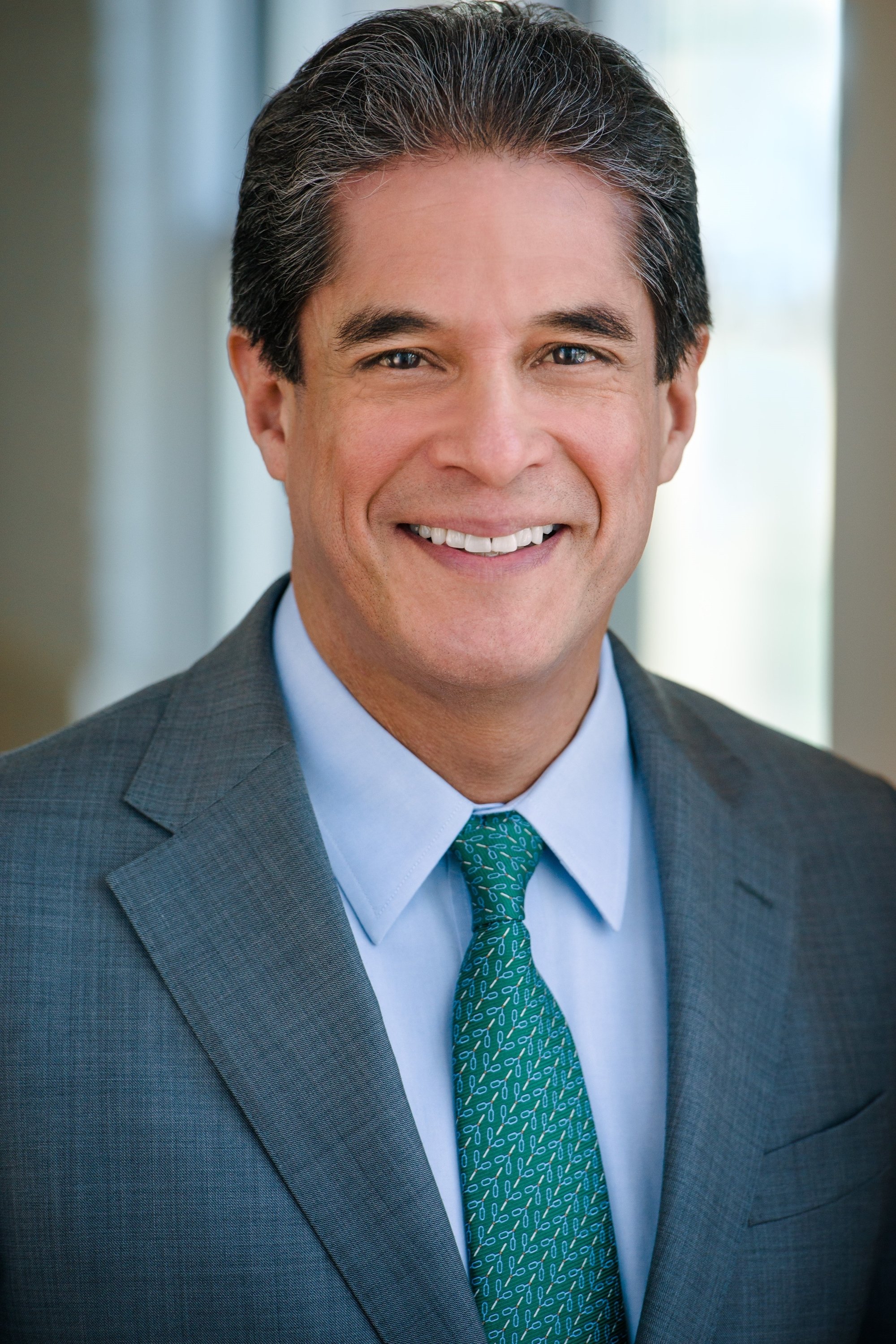 et billede af Raul A. Reyes