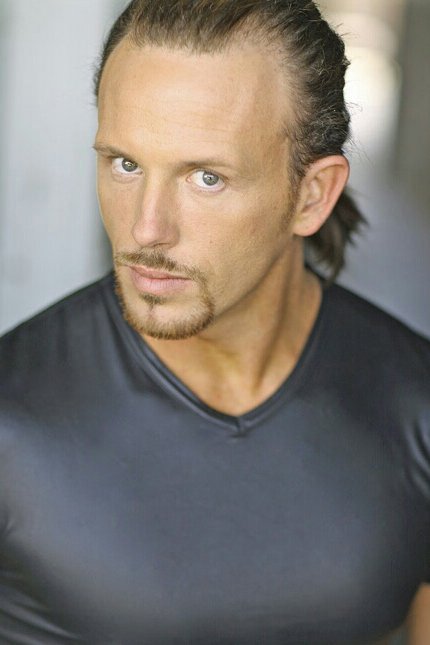 et billede af Sebastian James