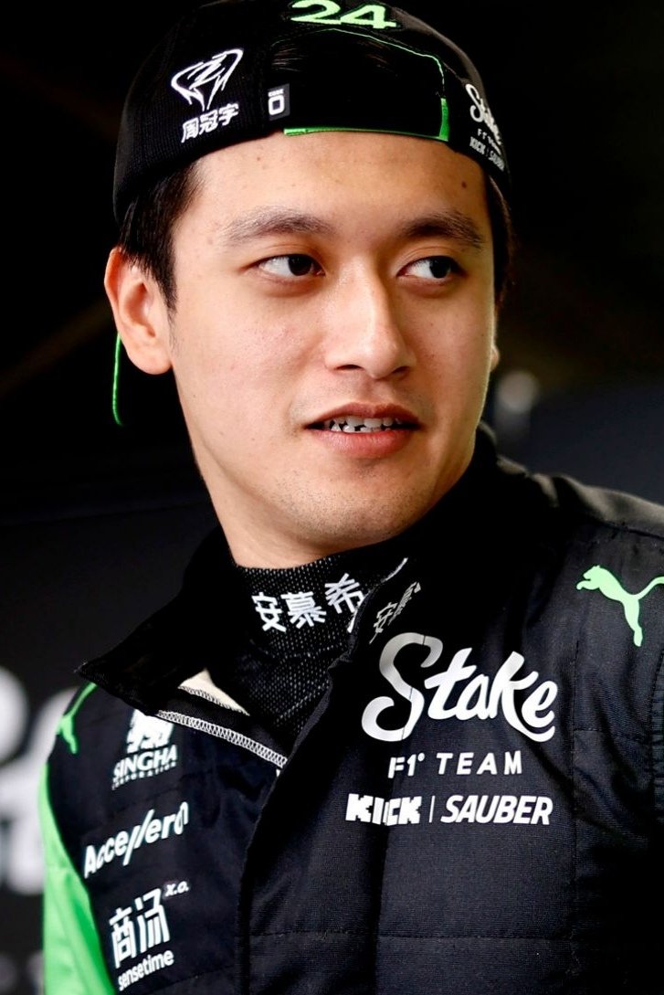 et billede af Zhou Guanyu