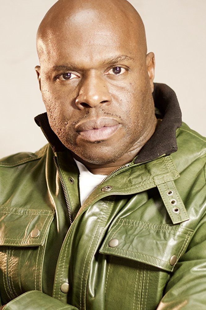 et billede af Warren E. Thomas